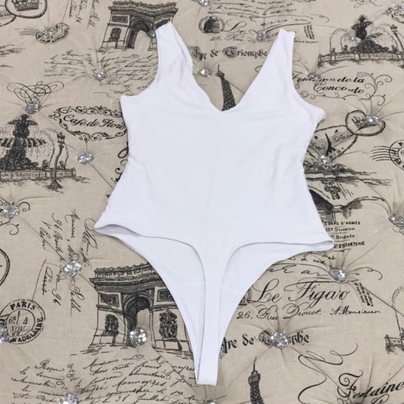 Leith Ruched V-Neck Sleeveless Thong Bodysuit - Picture 7 of 10